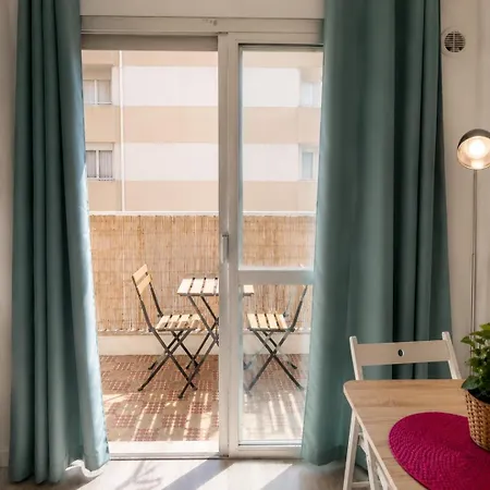 Bright With Balcony At The Foot Of The Sea Apartament